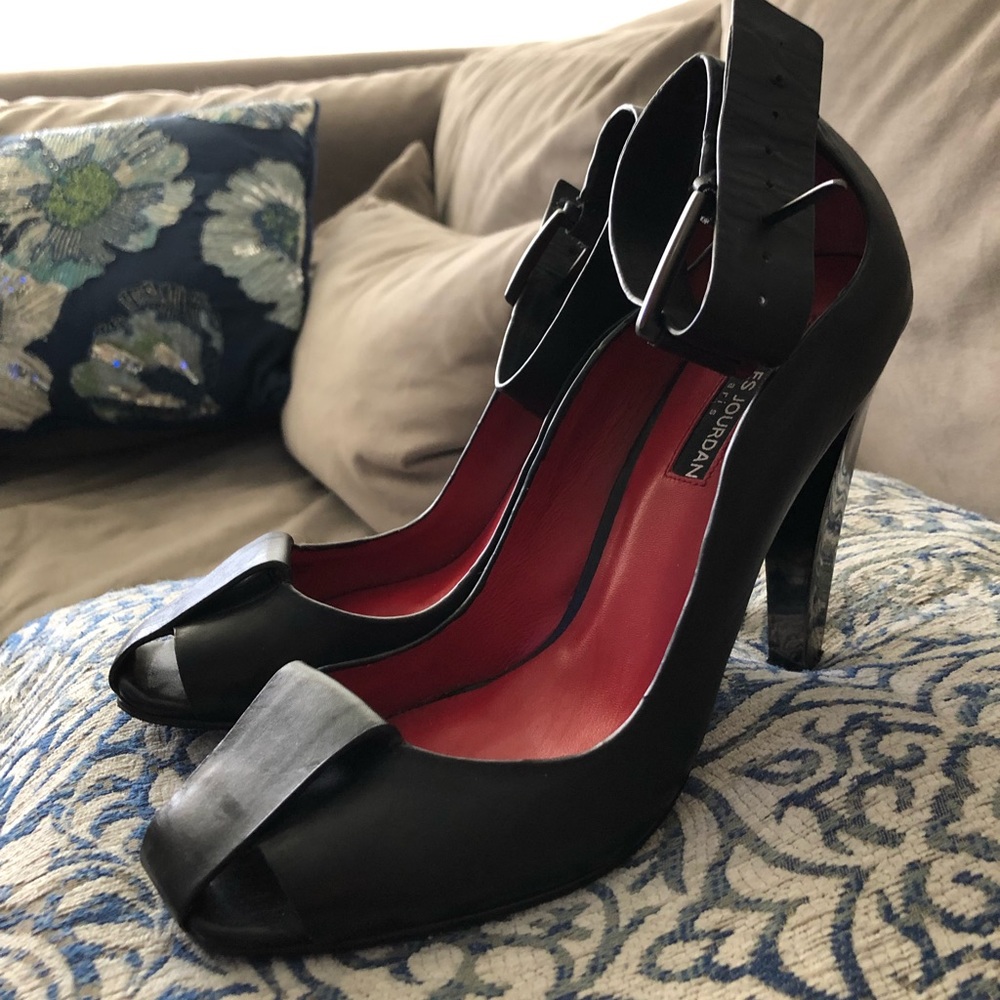 😍 Charles Jourdan Black Leather Pumps, Size 8